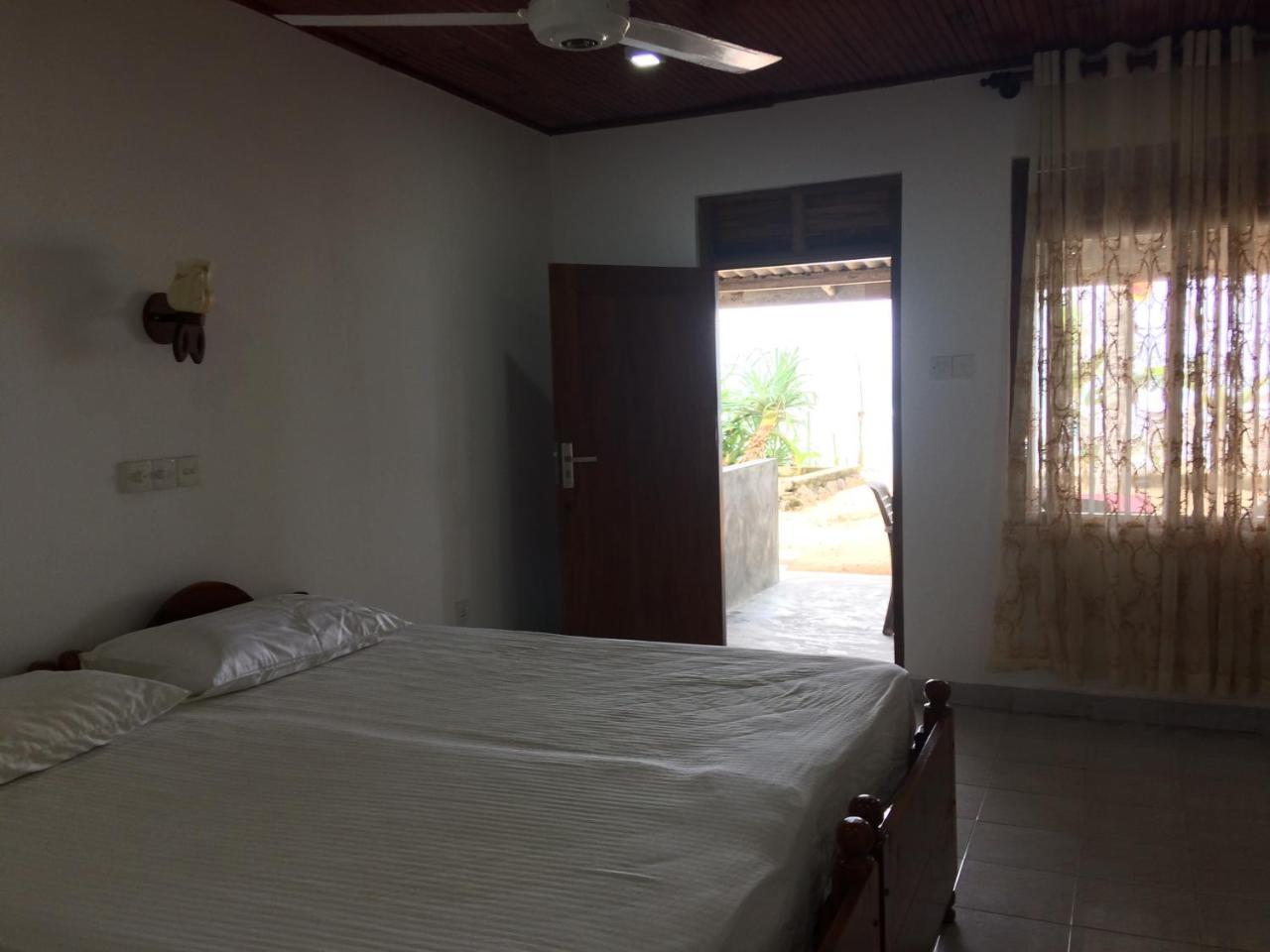 Blue Corals Beach Bungalow Matara Exteriör bild